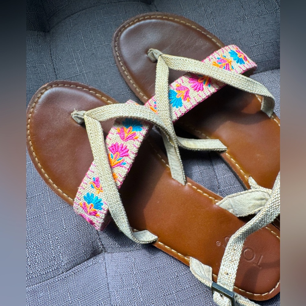 EUC Sz 9 TOMS sandals